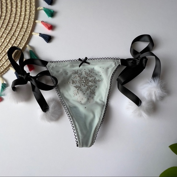 Victoria's Secret Dream Angels Crystal Snowflake Pom-Pom V-String Panty XS NEW - Picture 7 of 7